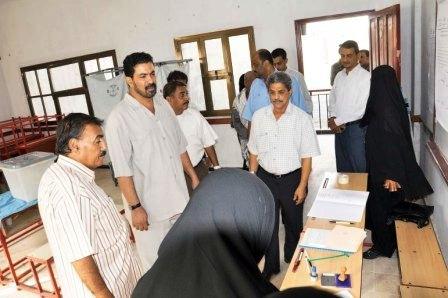 محافظ عدن لدى تفقده إحدى الدوائر الانتخابية